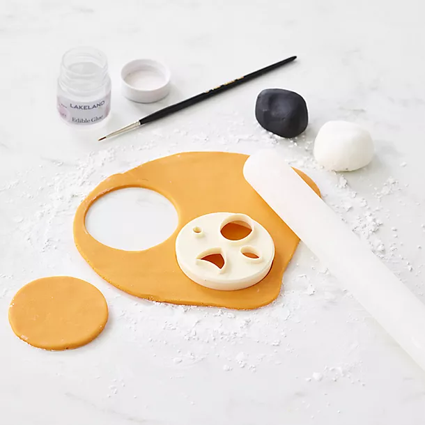 FMM Animal Face Cutter And 3 Renshaw Icing Tiger Colours 5 FMM Animal Face Cutter And 3 Renshaw Icing Tiger Colours - Image 3