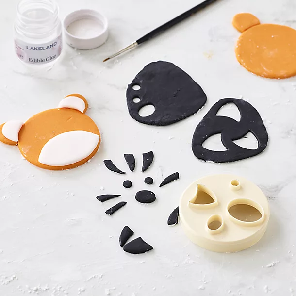 FMM Animal Face Cutter And 3 Renshaw Icing Tiger Colours 8 FMM Animal Face Cutter And 3 Renshaw Icing Tiger Colours - Image 6
