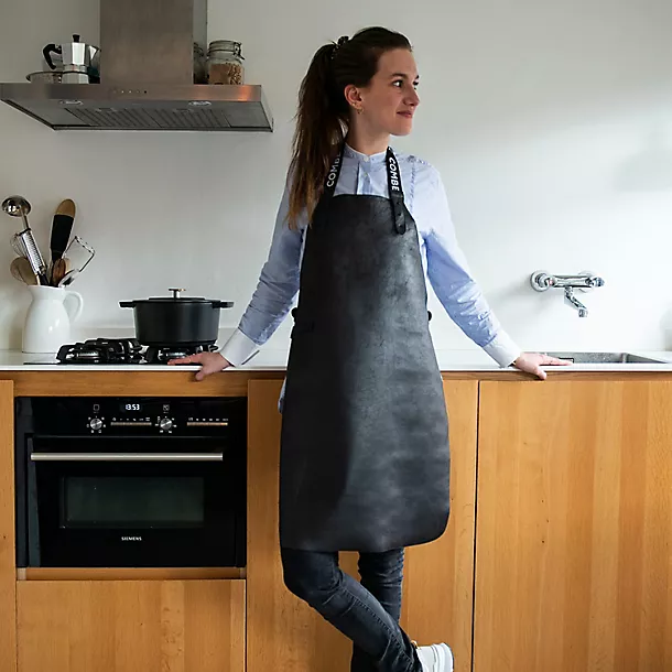 Combekk Recycled Leather Apron 4 Combekk Recycled Leather Apron - Image 2