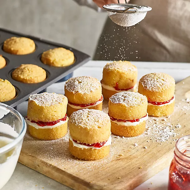 Lakeland 12 Hole Loose Based Mini Sandwich Tin 4 Lakeland 12 Hole Loose Based Mini Sandwich Tin - Image 2